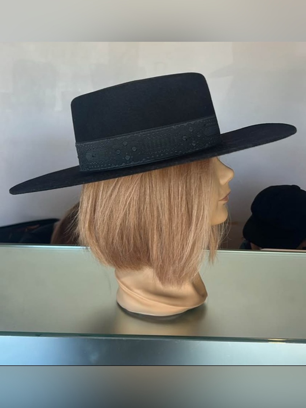 Lack of color black brim hat Sierra